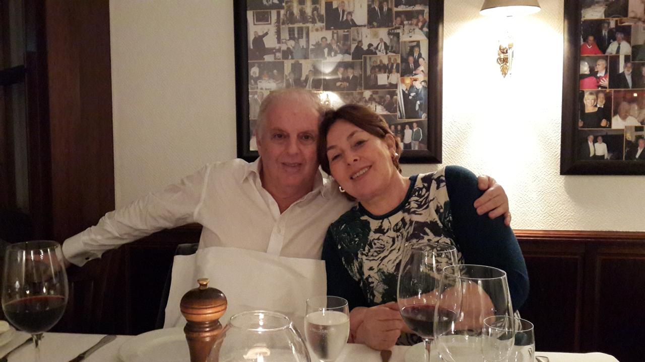 Débora posa para foto ao lado de seu primo Daniel Barenboim, pianista e maestro argentino. A foto foi feita em Berlim, onde reside o músico.